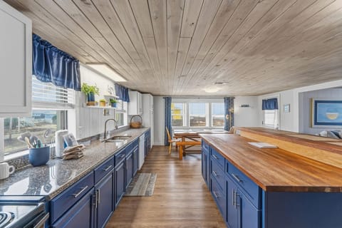 House, Multiple Beds (LegaSea Beach House) | Private kitchen