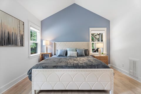 Primary Bedroom - King Bed - Main Floor