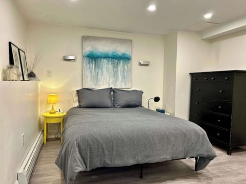 Queen bed with dresser & closet