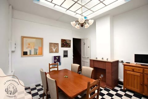 SALLE A MANGER 
ACCES ESCALIERS POUR LES ETAGES