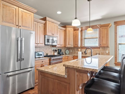 Full Kitchen / 3 Barstools