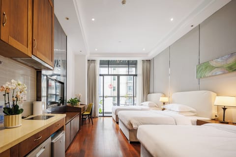 Family Suite | Desk, laptop workspace, soundproofing