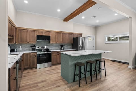 Side entry (main access) leads into the kitchen & dining areas!