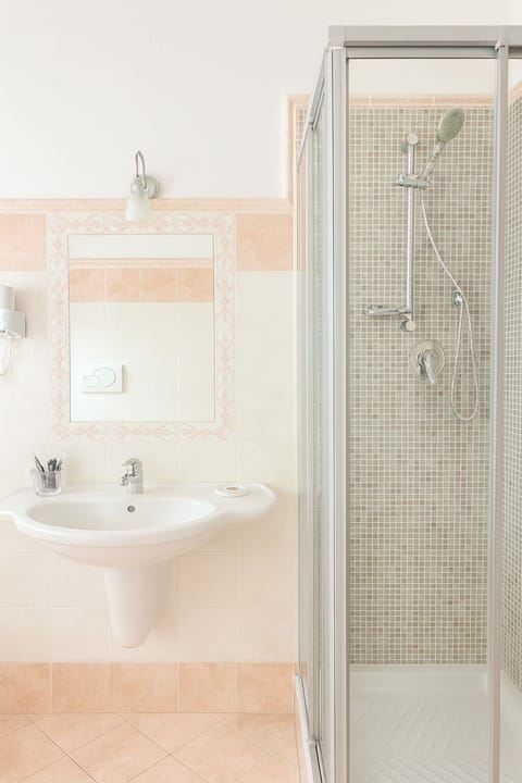 Economy Room, Balcony | Bathroom | Shower, hair dryer, bidet, towels