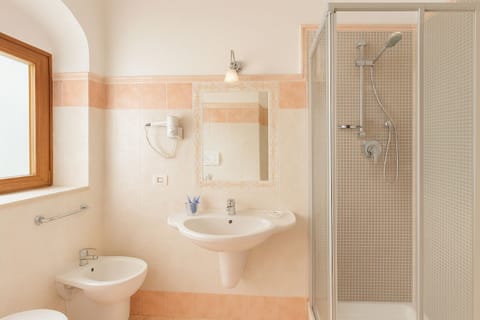 Economy Room, Balcony | Bathroom | Shower, hair dryer, bidet, towels