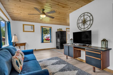 The living room says: kick off your flip-flops and sink into relaxation. Bright, open, and made for chill time.