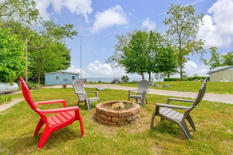 Your s’mores HQ awaits. Circle up, kick back, and swap stories around this fire pit with Lake Huron just steps away.