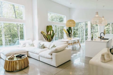 L’équilibre parfait entre design moderne et tranquillité des Laurentides.