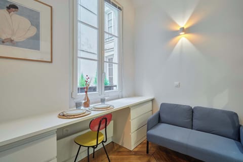 Salon avec canapé et espace repas ou bureau