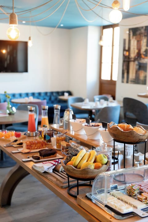Daily buffet breakfast (EUR 13.50 per person)