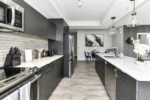 Functional kitchen, breakfast counter and dining table (Seats 4)