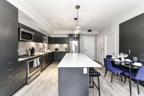 Functional kitchen, breakfast counter and dining table (Seats 4)