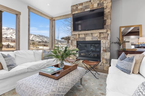 Living Room | Gas Fireplace