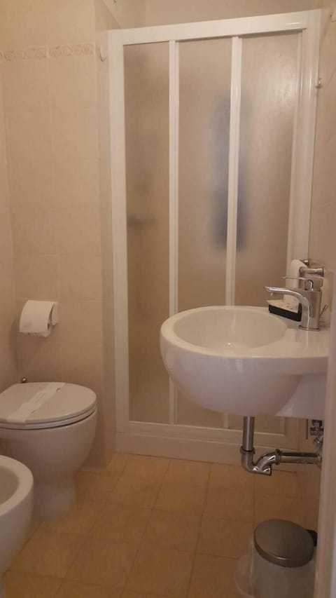 Economy Quadruple Room | Bathroom