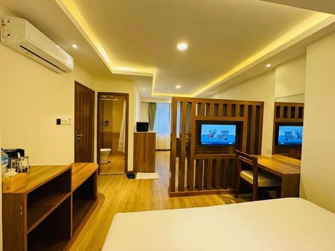 Deluxe Apartment, 1 King Bed | In-room safe, desk, laptop workspace, soundproofing
