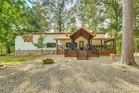 Broken Bow Vacation Rental | 2BR | 2BA | 1,071 Sq Ft | 8 Steps Required