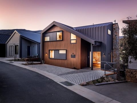 Highplain front view

Photography:  Expedimage