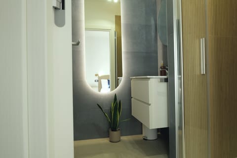 Deluxe Double Room, Balcony | Bathroom | Shower, hair dryer, towels, soap