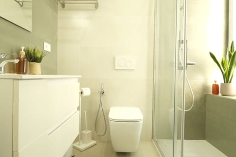 Deluxe Double Room, 1 Queen Bed, Private Bathroom | Bathroom | Shower, hair dryer, towels, soap