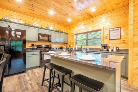 Blue Beauty's kitchen and dining area