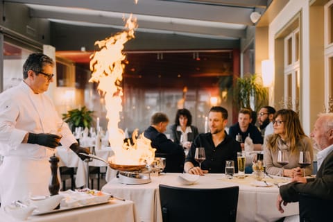 2 restaurants; lunch and dinner served