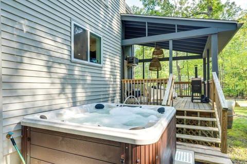East Stroudsburg Vacation Rental | 3BR | 2BA | Stairs Required | 1,300 Sq Ft