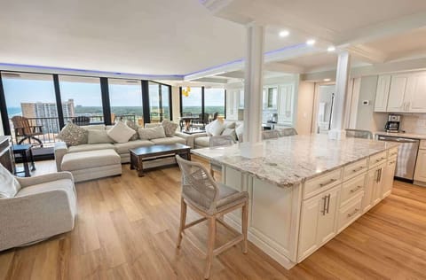 Amazing Living Room with Stunning Views☀️