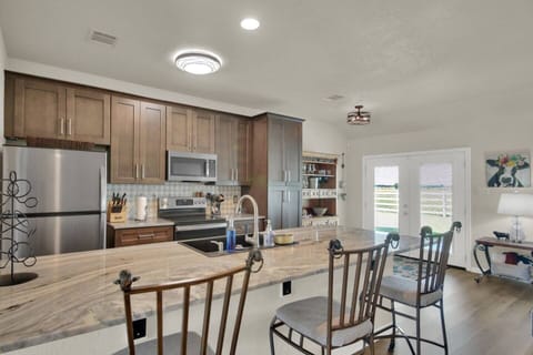 Cook a delicious meal in the well-equipped kitchen.