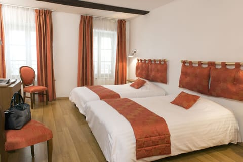 Desk, soundproofing, free WiFi, bed sheets