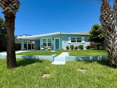 Cute Cottage 1 block from the Beach
