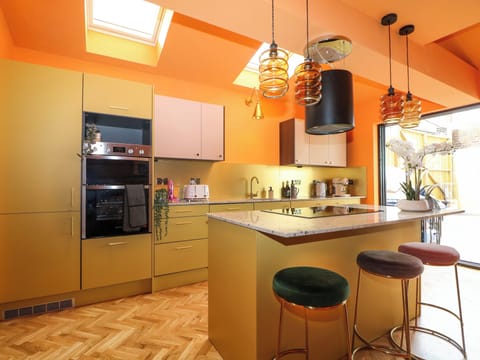 Fridge, dishwasher, toaster, cookware/dishes/utensils