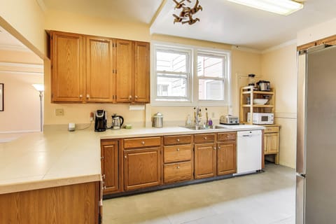 Full spacious kitchen