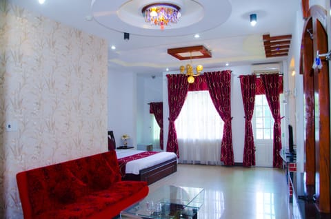 Grand Room | Minibar, desk, WiFi (free)