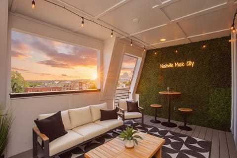 Amazing 4th Level Deck w/Smart TV