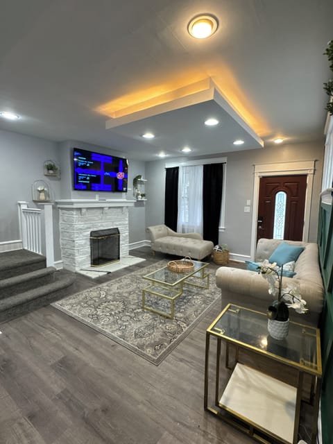House, Garden View | Living area | 65-inch Smart TV with satellite channels, Netflix, Hulu