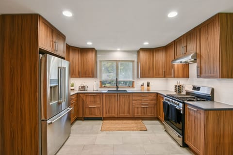 House, 4 Bedrooms | Private kitchen | Fridge, oven, coffee/tea maker, toaster