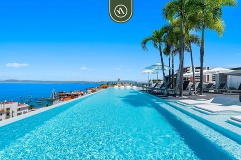 Dive into crystal-clear waters while gazing at the stunning horizon where the sky meets the mountains. This spectacular pool provides the ultimate space for refreshing dips and soaking up the tropical sun in style.