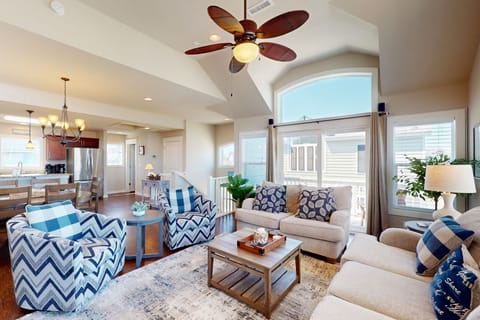 CB27: Never Ending Shorey | Living area