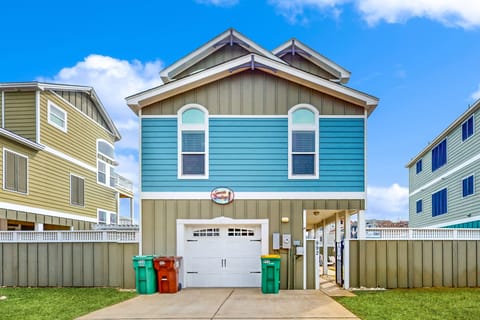 CB41: Seaside Greetings | Front Exterior