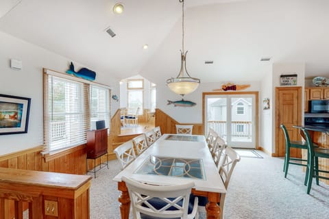 WH579: Pelican Pines | Top Level Dining Area