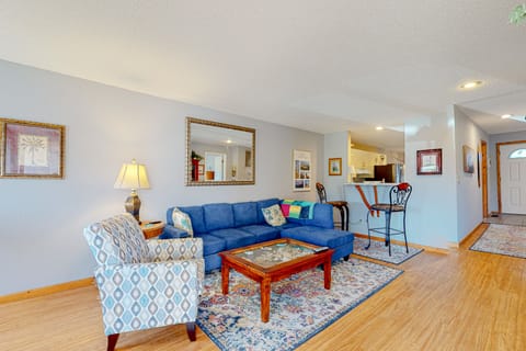 DU013: Flip Flops Inn | Living area