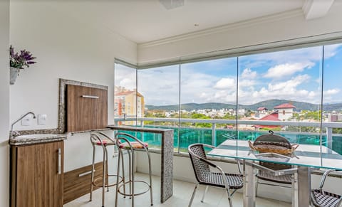 Basic Apartment | Dining