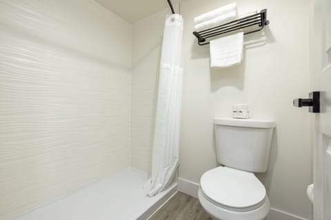 Combined shower/tub, designer toiletries, towels