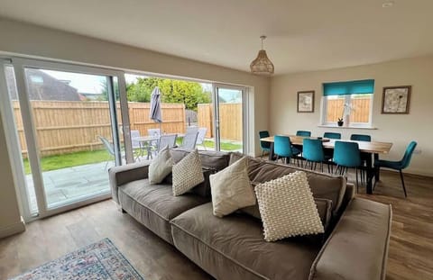 Living and dining room with access to the garden