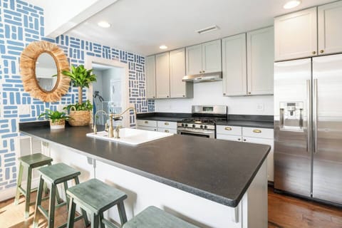 Chef's kitchen, stainless appliances, barware, spices, stainless cookware & more