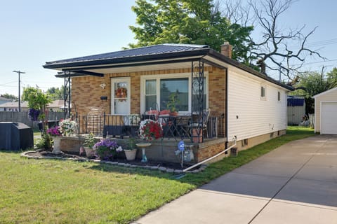 Tonawanda Vacation Rental | 2BR | 1BA | 899 Sq Ft | 4 Steps to Access