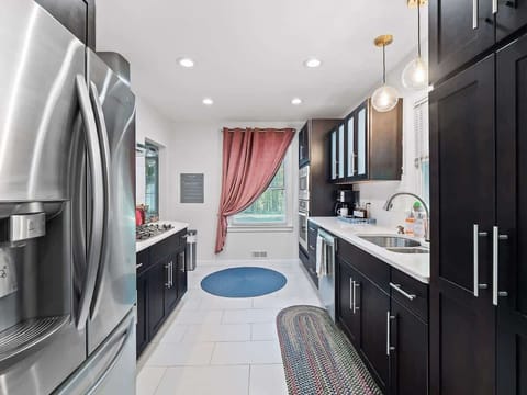  Fully equipped kitchen with sleek appliances, ready for home-cooked meals ☕✨