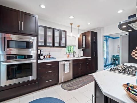  Fully equipped kitchen with sleek appliances, ready for home-cooked meals ☕✨