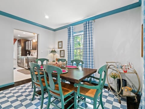 ️ Bright dining area with plenty of natural light, perfect for family meals & gatherings ✨