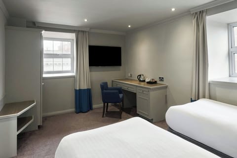 Standard Room, 2 Twin Beds | Hypo-allergenic bedding available, desk, laptop workspace